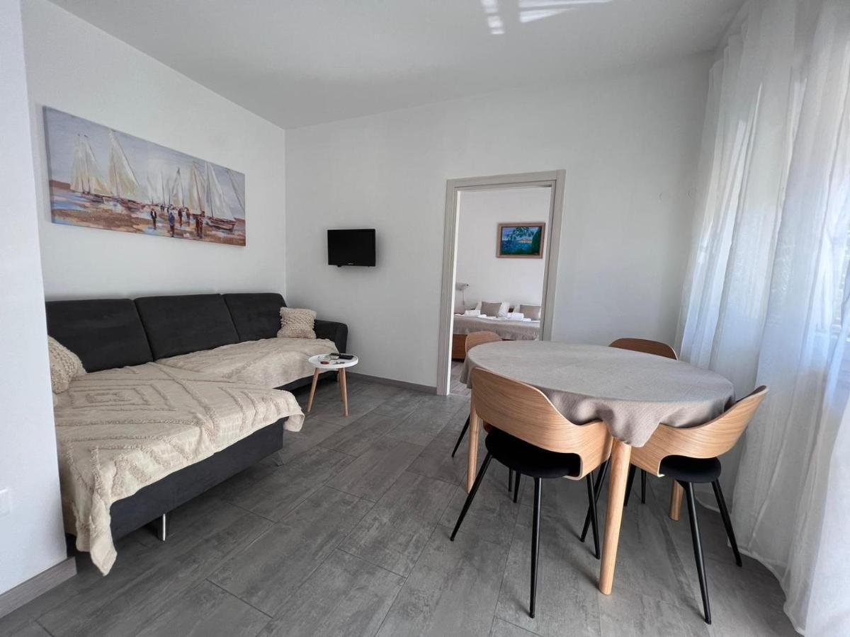Apartments Iskra โรวีน ภายนอก รูปภาพ